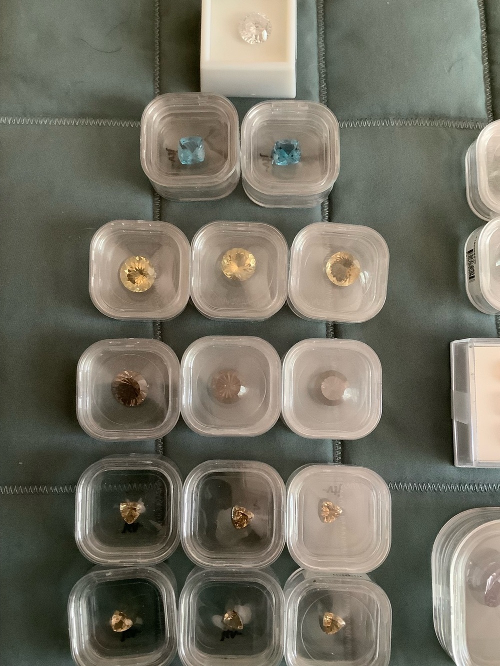 Large collection of 79 encased gemstones plus a bag of 13 jade stones. - Picture 6 of 7